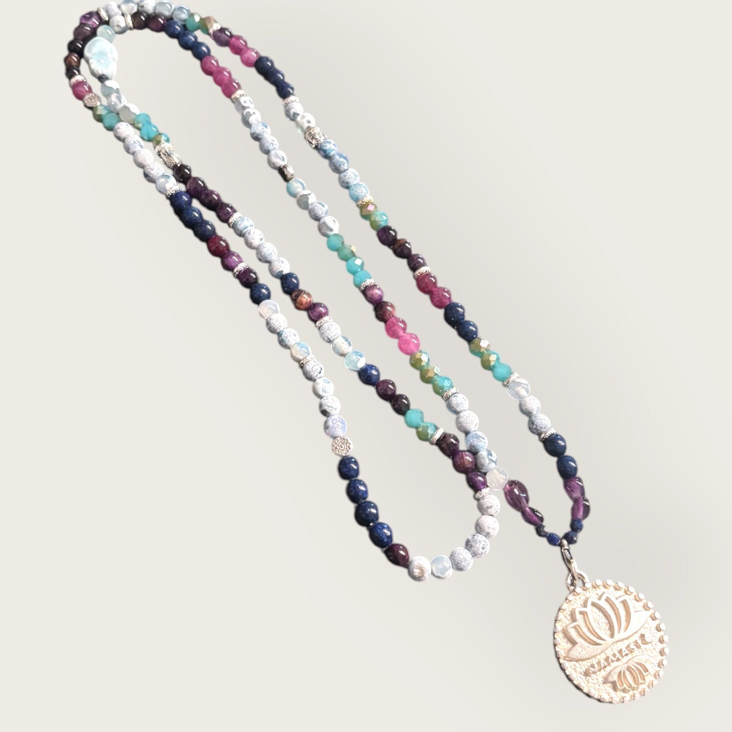 ESPOO - Boho Kette aus Naturstein Perlen mit Lotusblüten