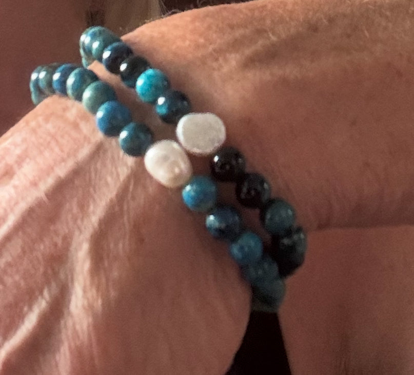 KYKLADEN - Armband aus blauen Jaspis Perlen mit Süßwasserperlen