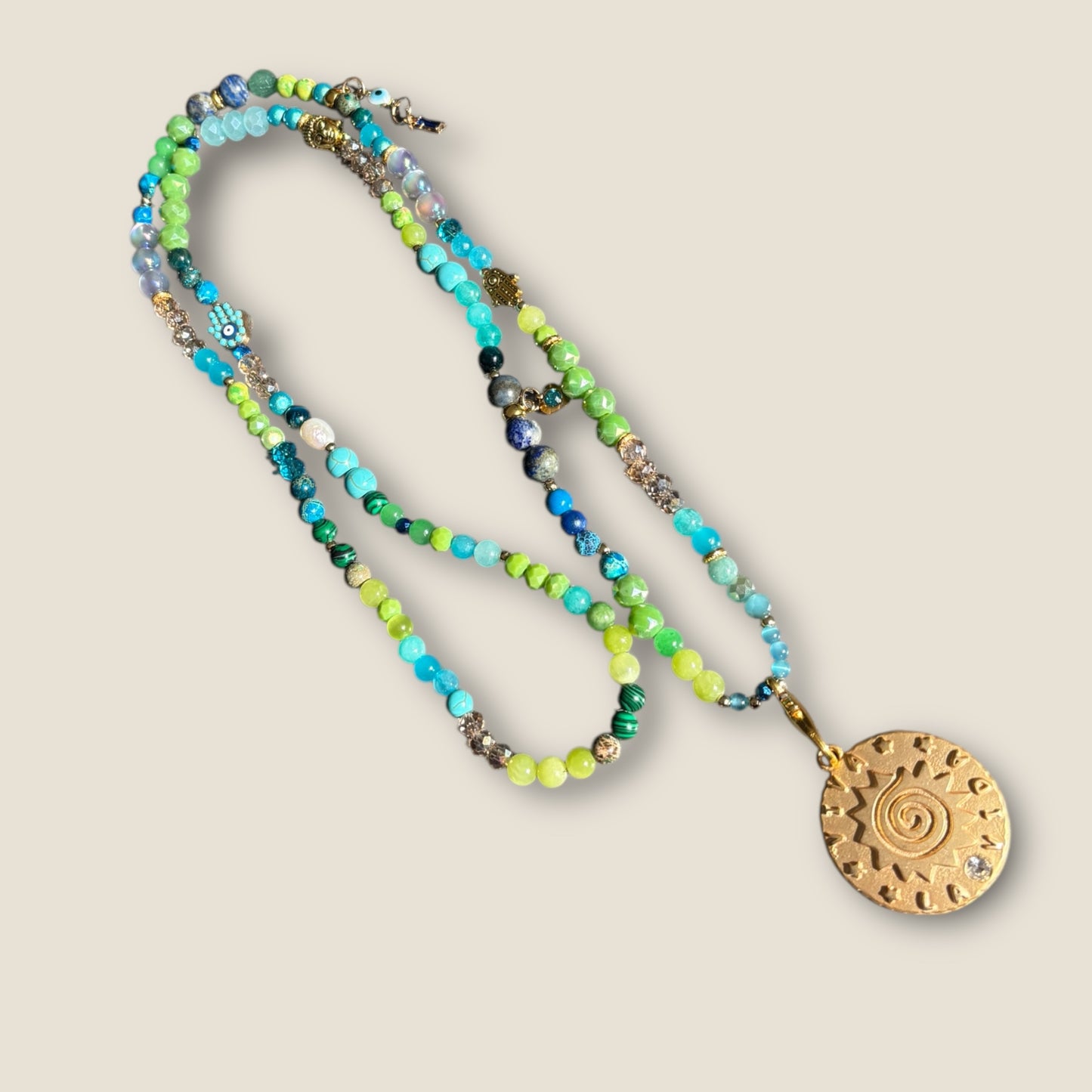 BORA BORA - lange Kette in Türkis, Blau und Grün mit einem Sonnenanhänger
