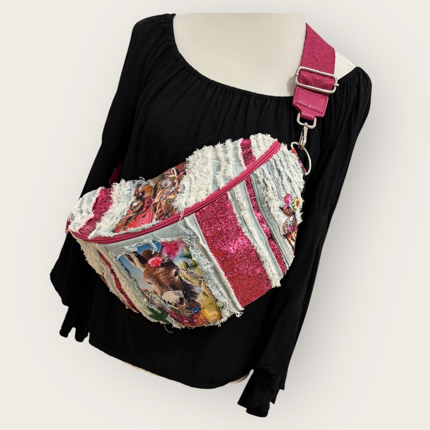 Upcycling Crossbody Bag ESEL IN LOVE bunt und fröhlich