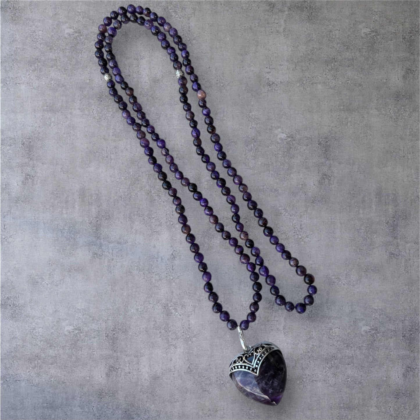 Lange Kette aus Amethyst Perlen mit Herzanhänger