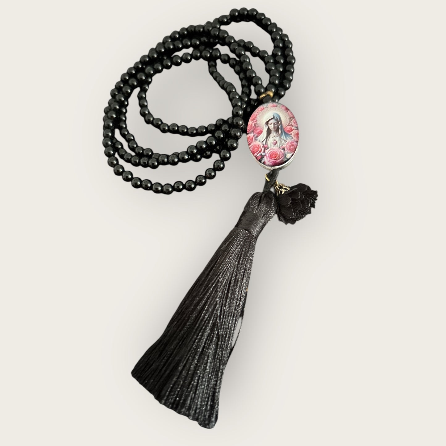 Lange Kette MARIA aus schwarzen Achatperlen mit einem Anhänger Madonna