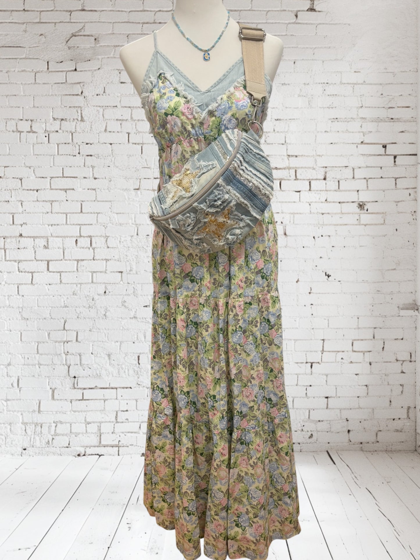 Romantisches Maxikleid mit Blumendruck und Jeansdetails