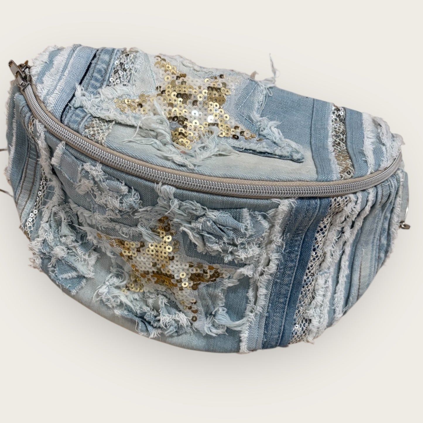 Upcycling Crossbody Bag aus Denim mit Paillettensternen
