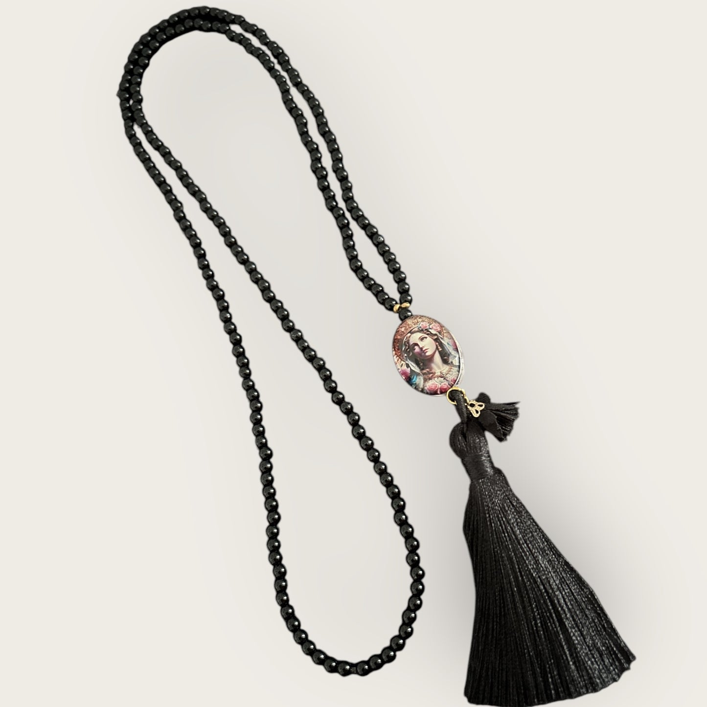 Lange Kette MARIA aus schwarzen Achatperlen mit einem Anhänger Madonna