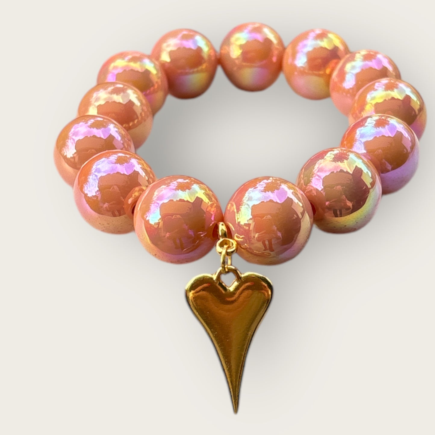 Armband MANDARIN aus leuchtenden großen Perlen mit einem Herzanhänger