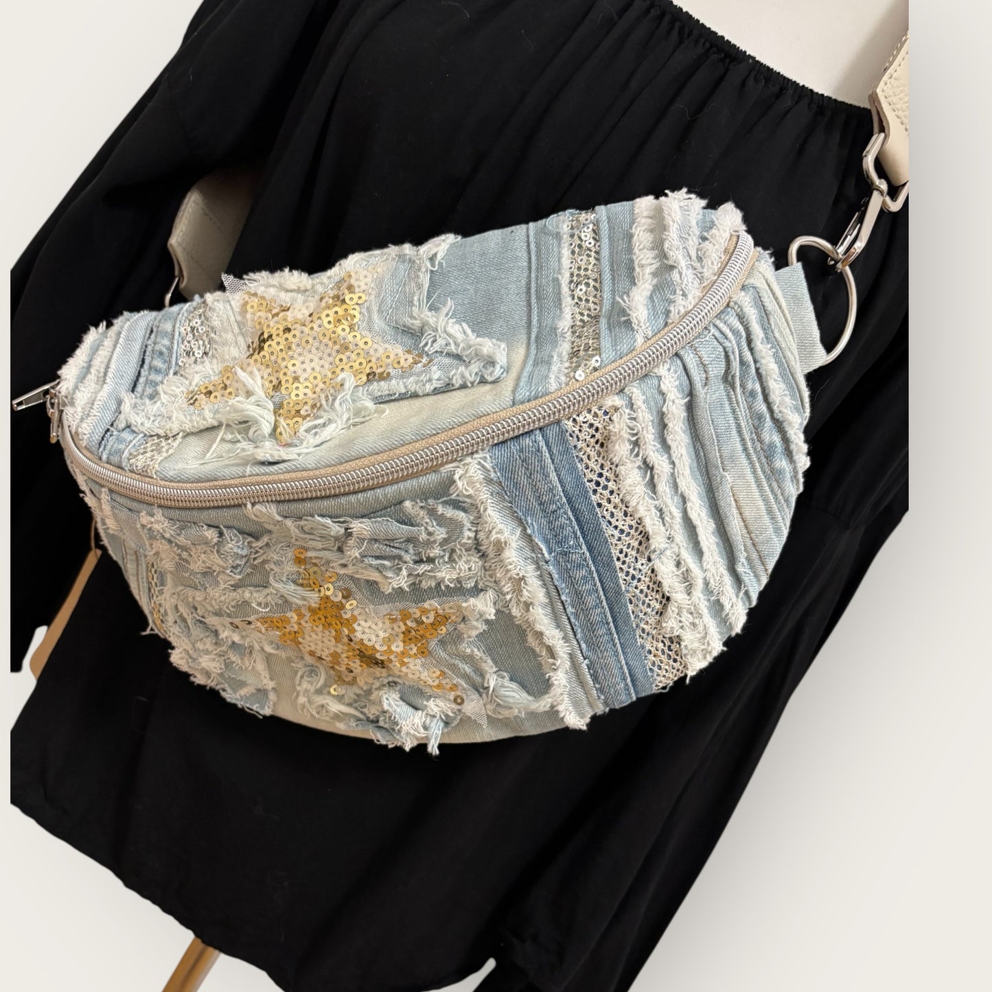 Upcycling Crossbody Bag aus Denim mit Paillettensternen