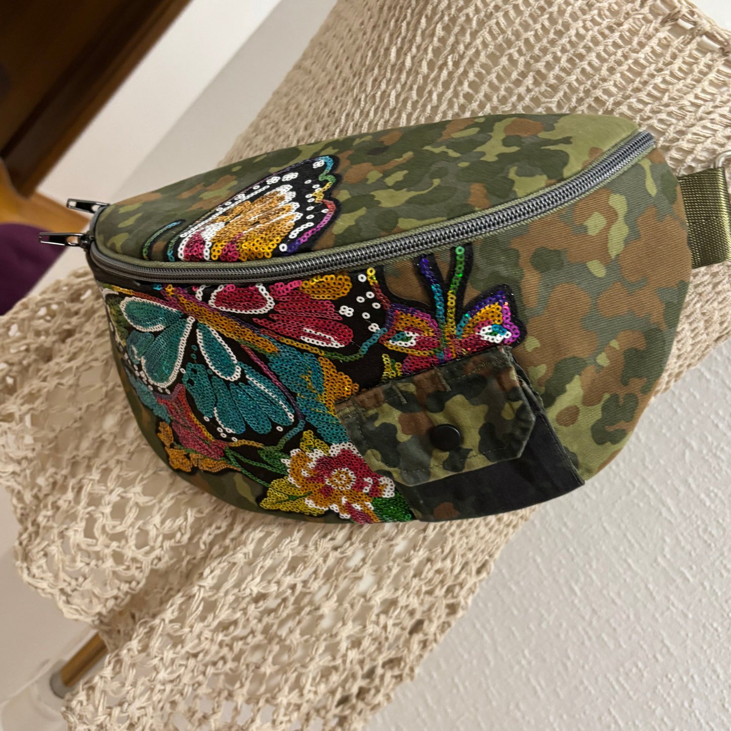 Handmade Camouflage Crossbody Bag mit Pailletten Motiv