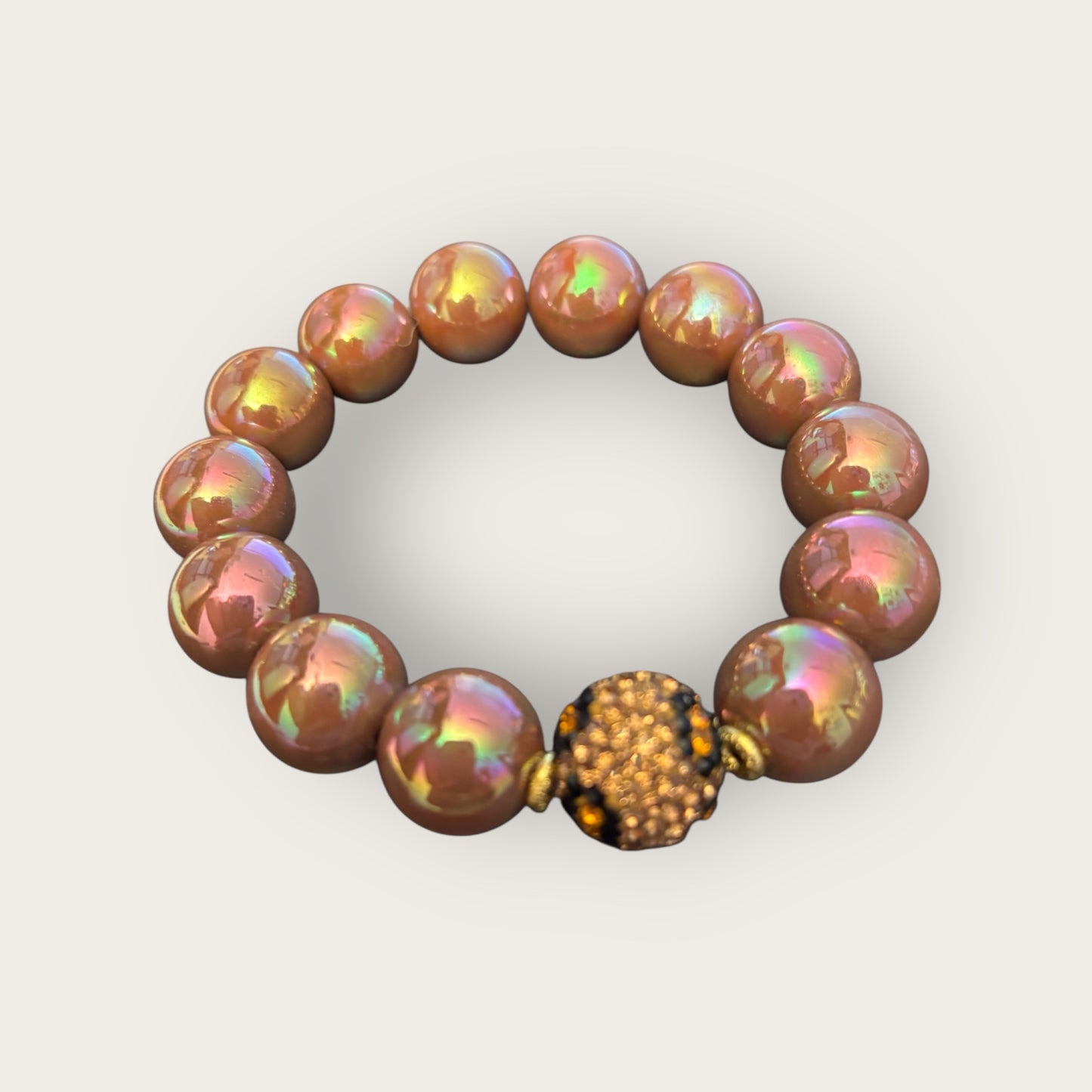 Armband aus leuchtenden Perlen