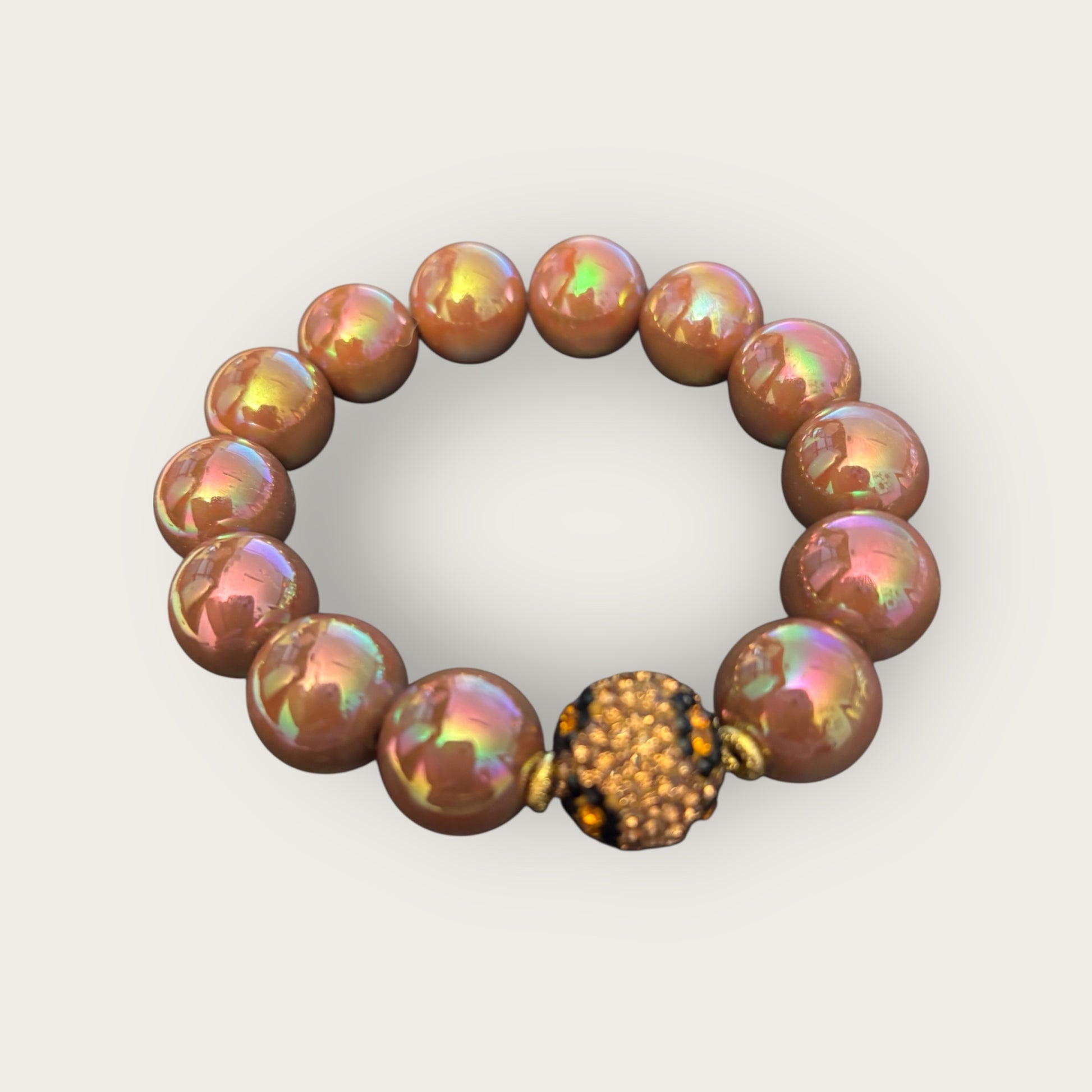 Armband aus leuchtenden Perlen