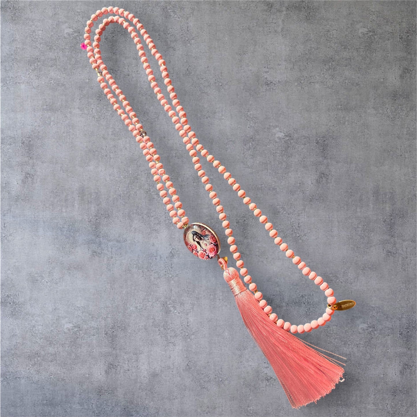 Kette in rosa mit Madonna und Quaste