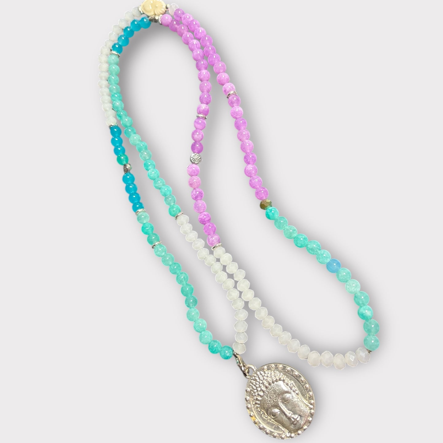 VANTAA - Boho Kette in hellen Farben mit einem Buddha Anhänger