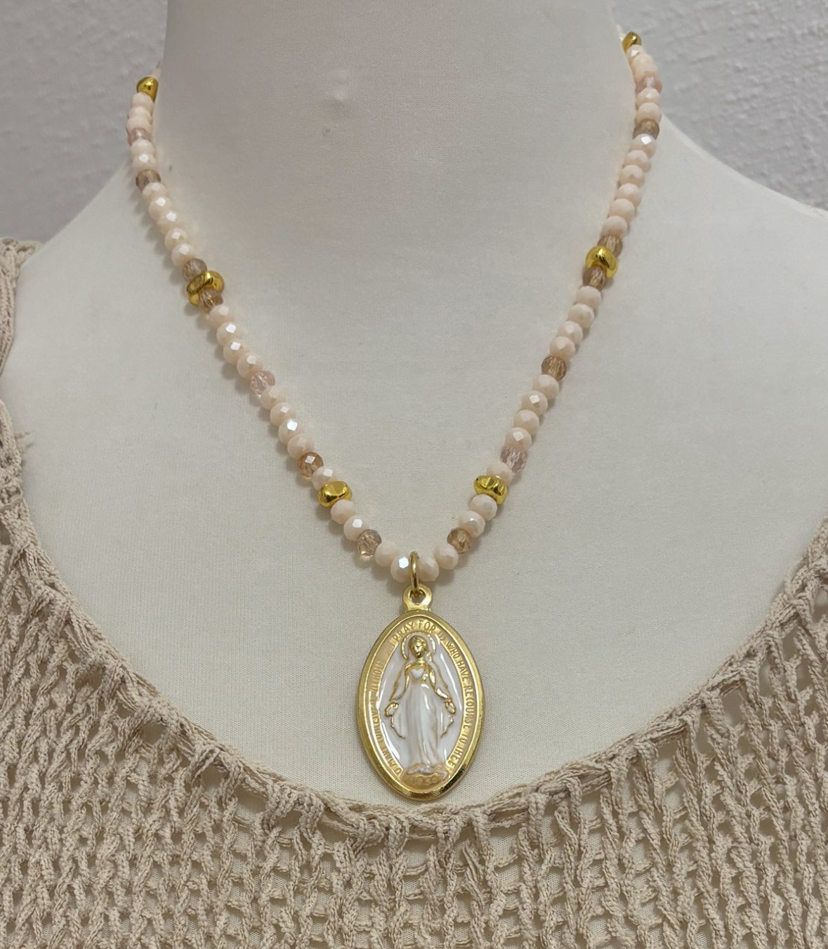 Kette mit Madonna Anhänger weiß