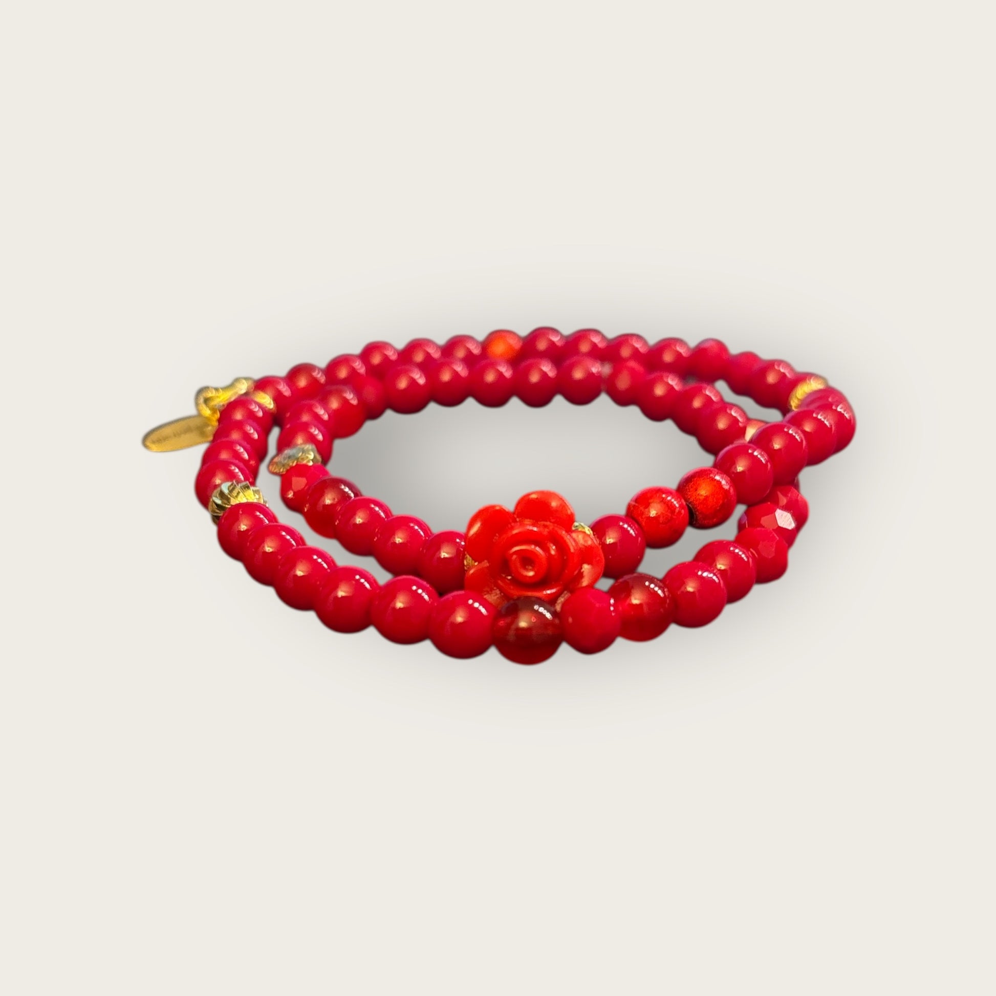 Rotes Perlenarmband mit Anhänger