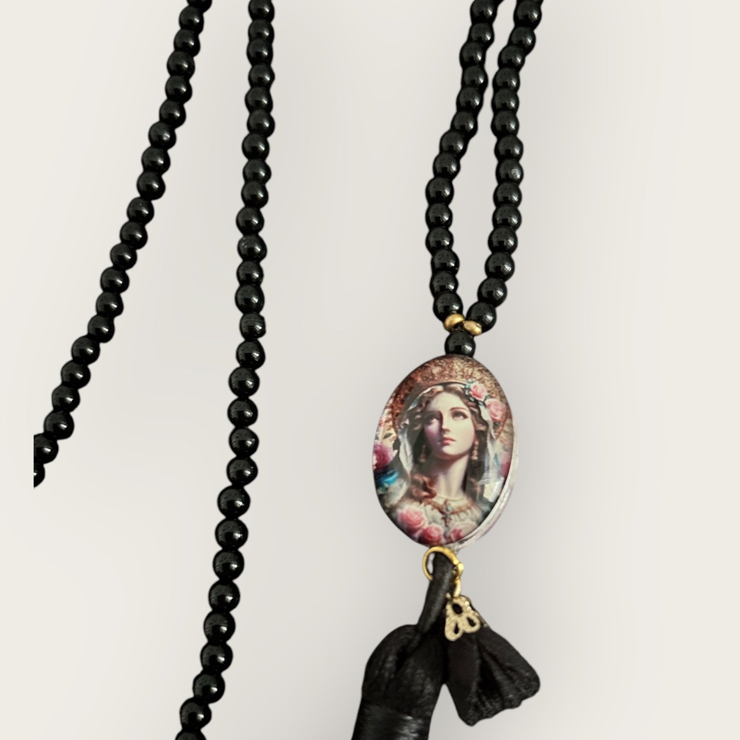 Lange Kette MARIA aus schwarzen Achatperlen mit einem Anhänger Madonna