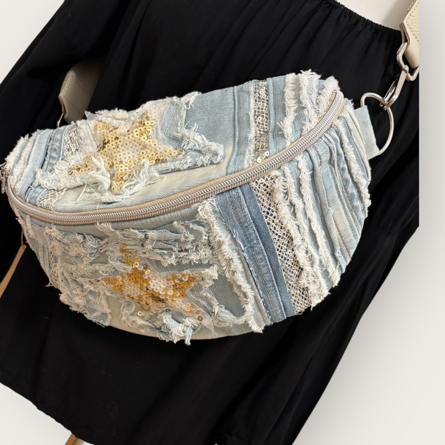 Upcycling Crossbody Bag aus Denim mit Paillettensternen