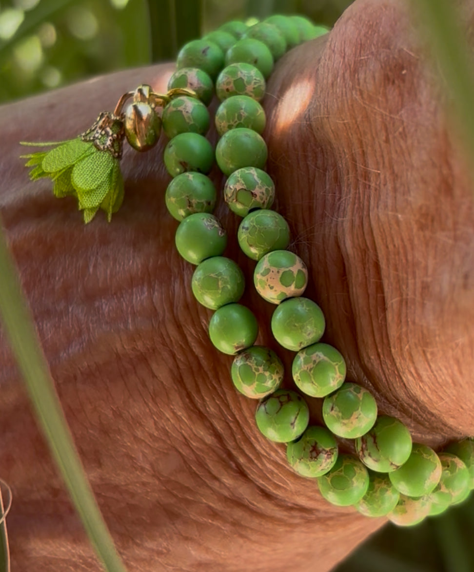 DOLCE VITA - Wickelarmband aus grünen Steinperlen mit einem Blütenanhänger