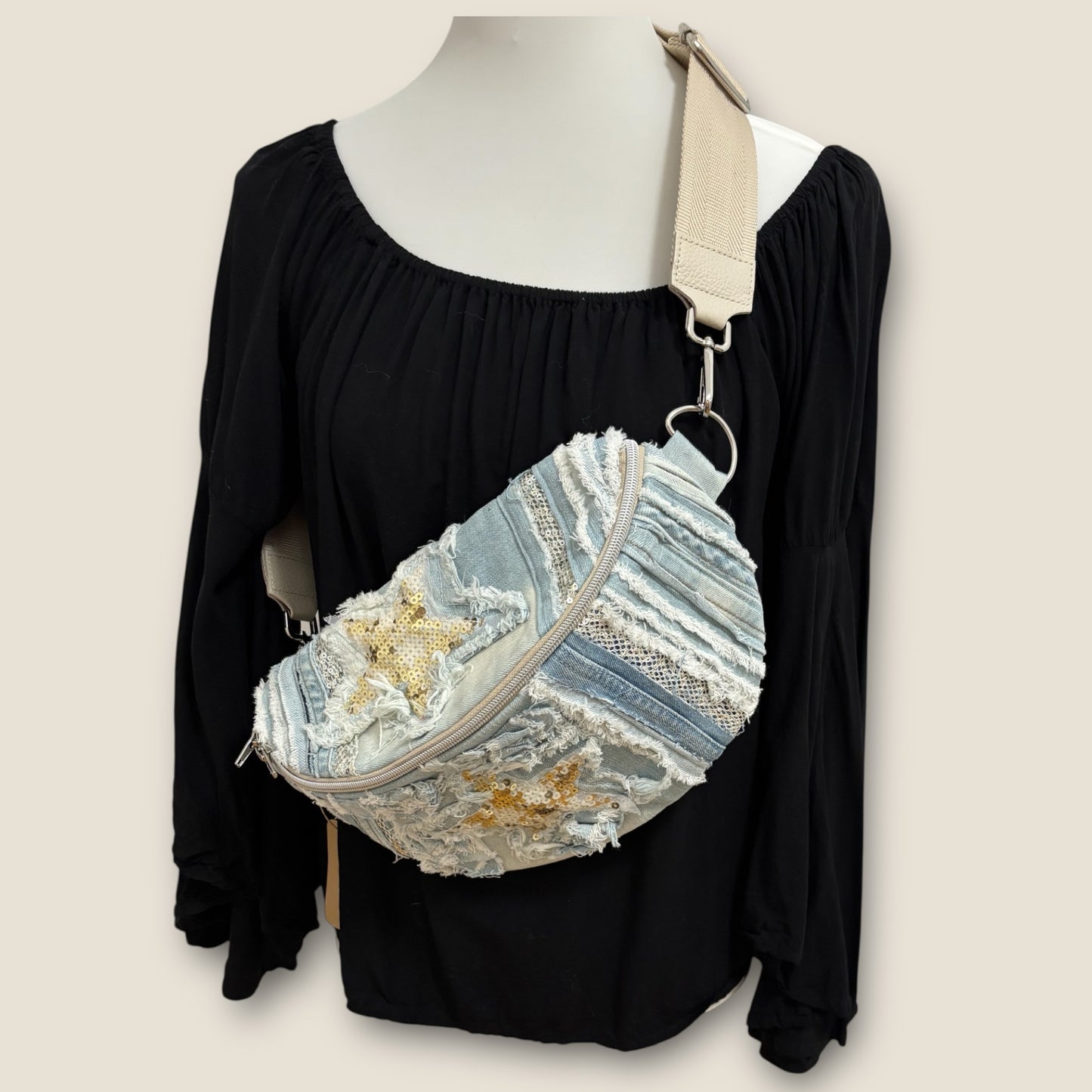 Upcycling Crossbody Bag aus Denim mit Paillettensternen