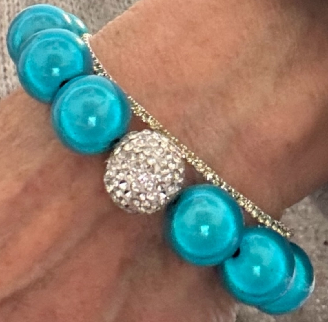 MEERESTRAUM Armband aus Magic Perlen mit einer großen Strassstein Perle