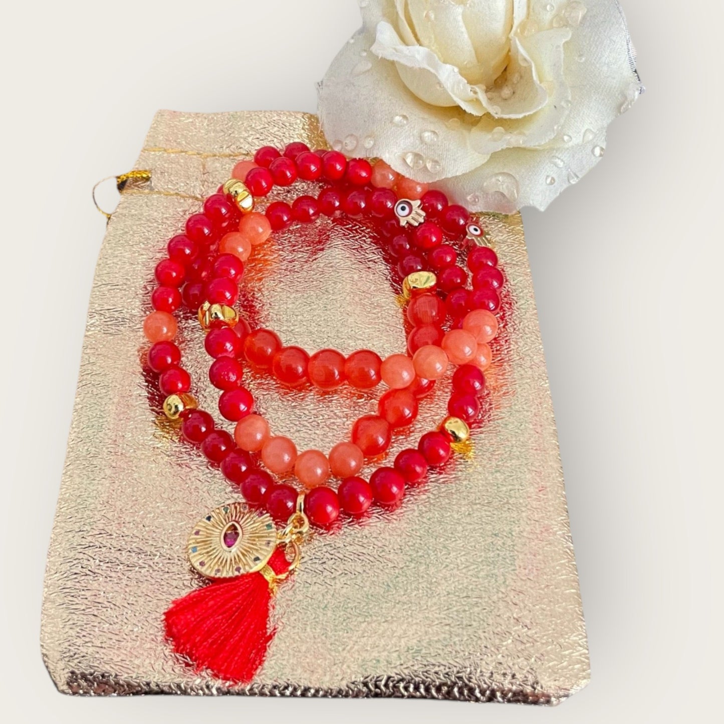 MEI - Boho Armband aus roten und orangenen Perlen mit einem Anhänger Mandala