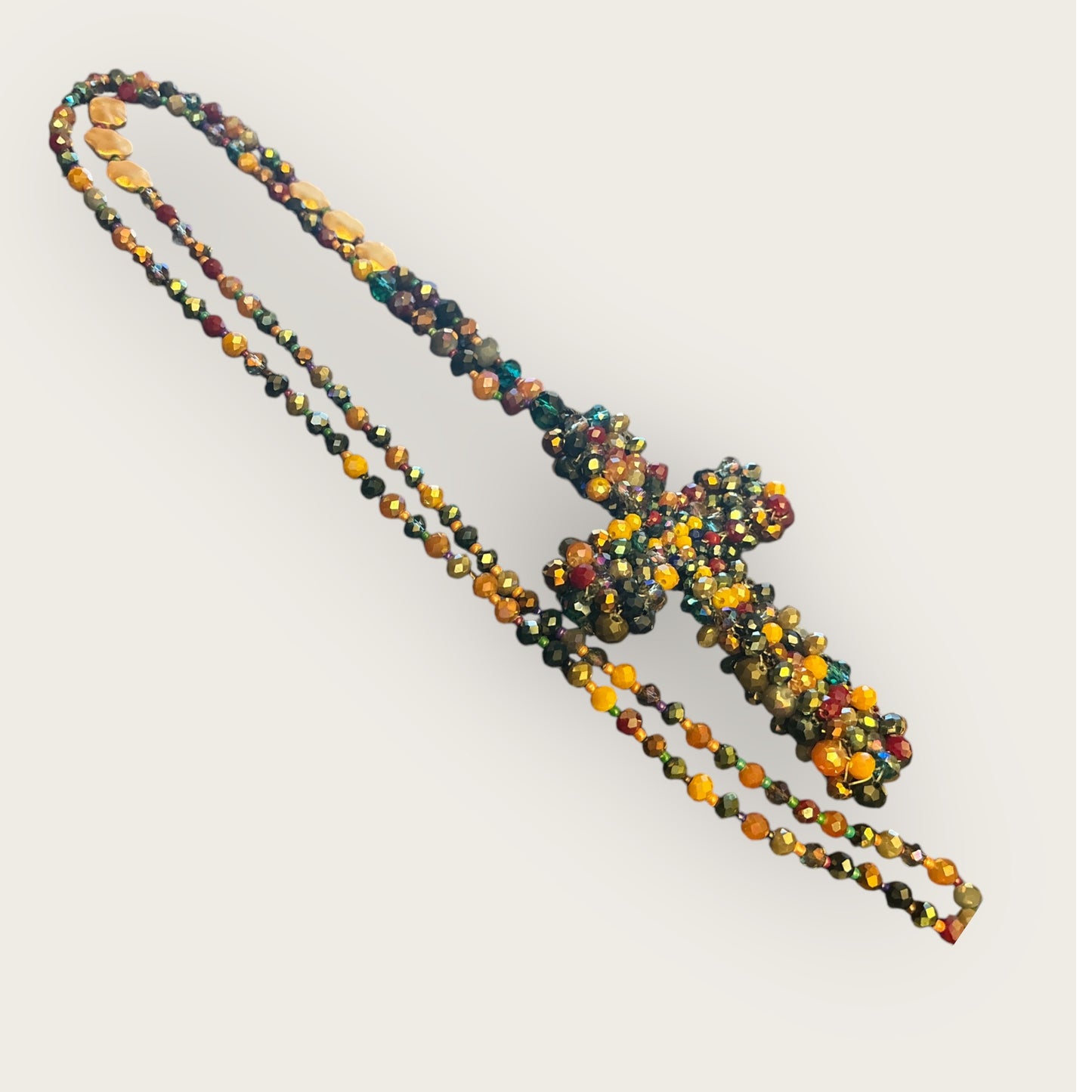 Hippie Kette mit Kreuzanhänger in Brauntönen