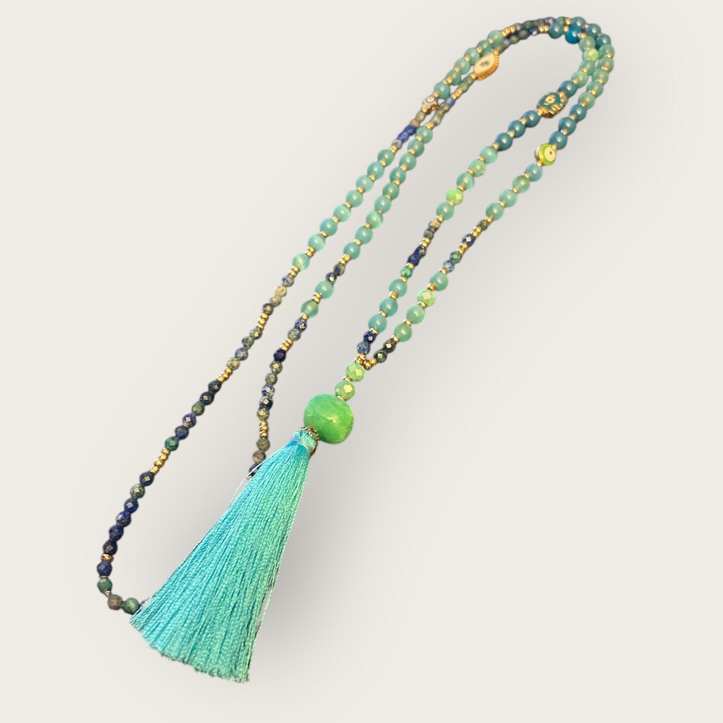 Lange Kette LOVELY aus verschiedenen Perlen mit einer seidigen Quaste in türkis