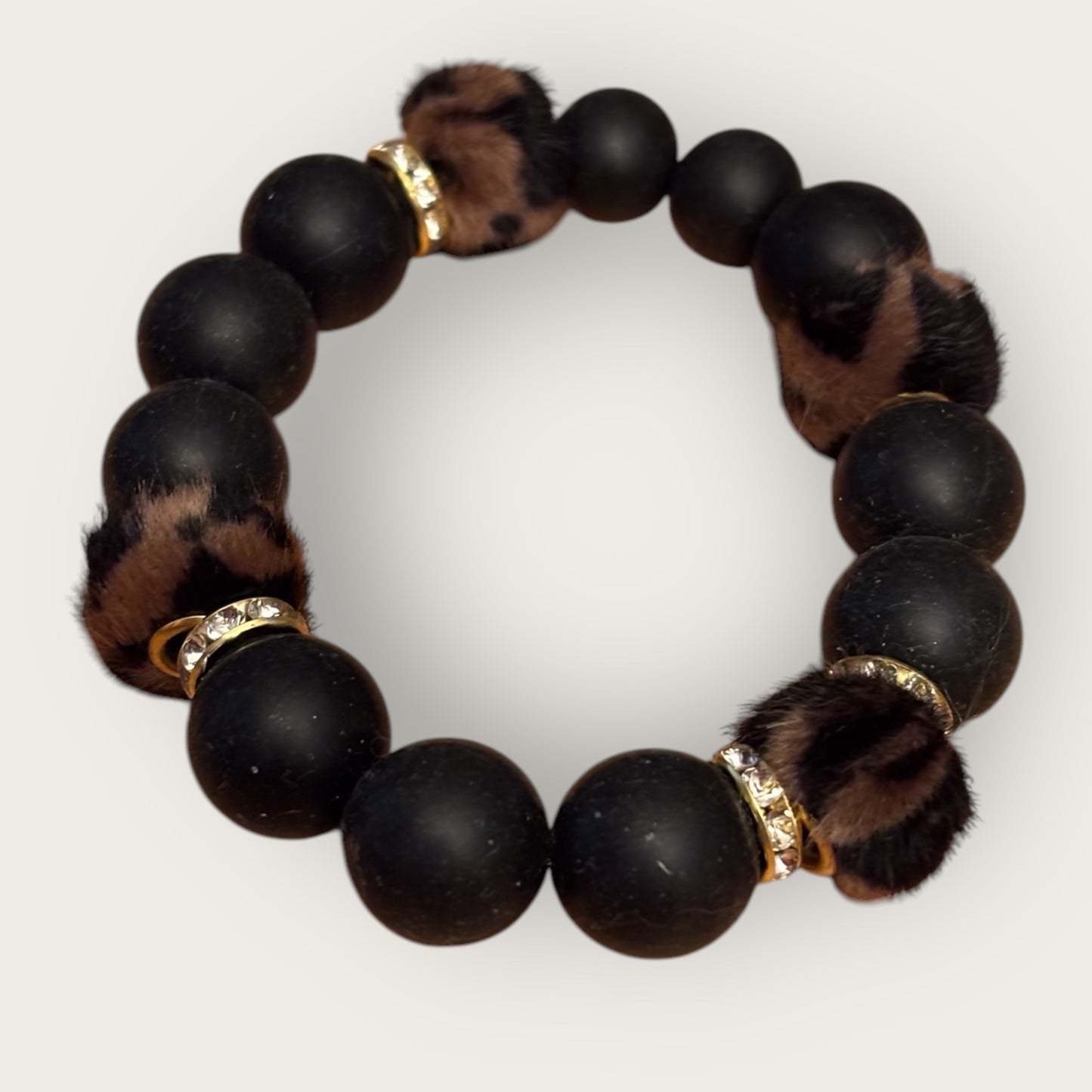 Perlenarmband mit Silikon - und Plüschperlen im Leopardendesign