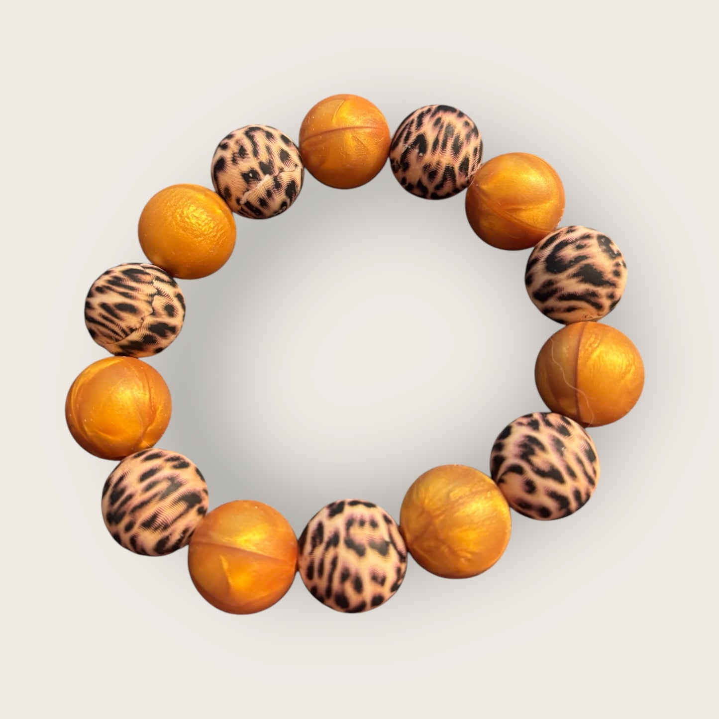 Perlenarmband aus Silikonperlen in Goldton und Leoparden Design