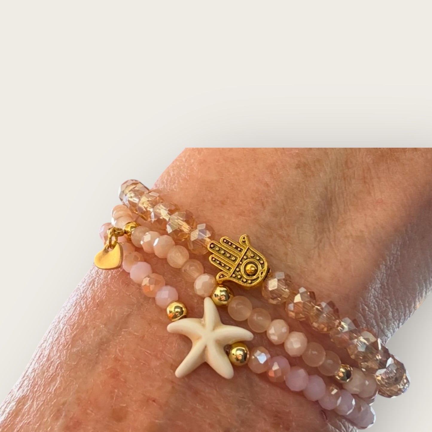 Armband Set SAND aus glitzernden Perlen mit Herzanhänger