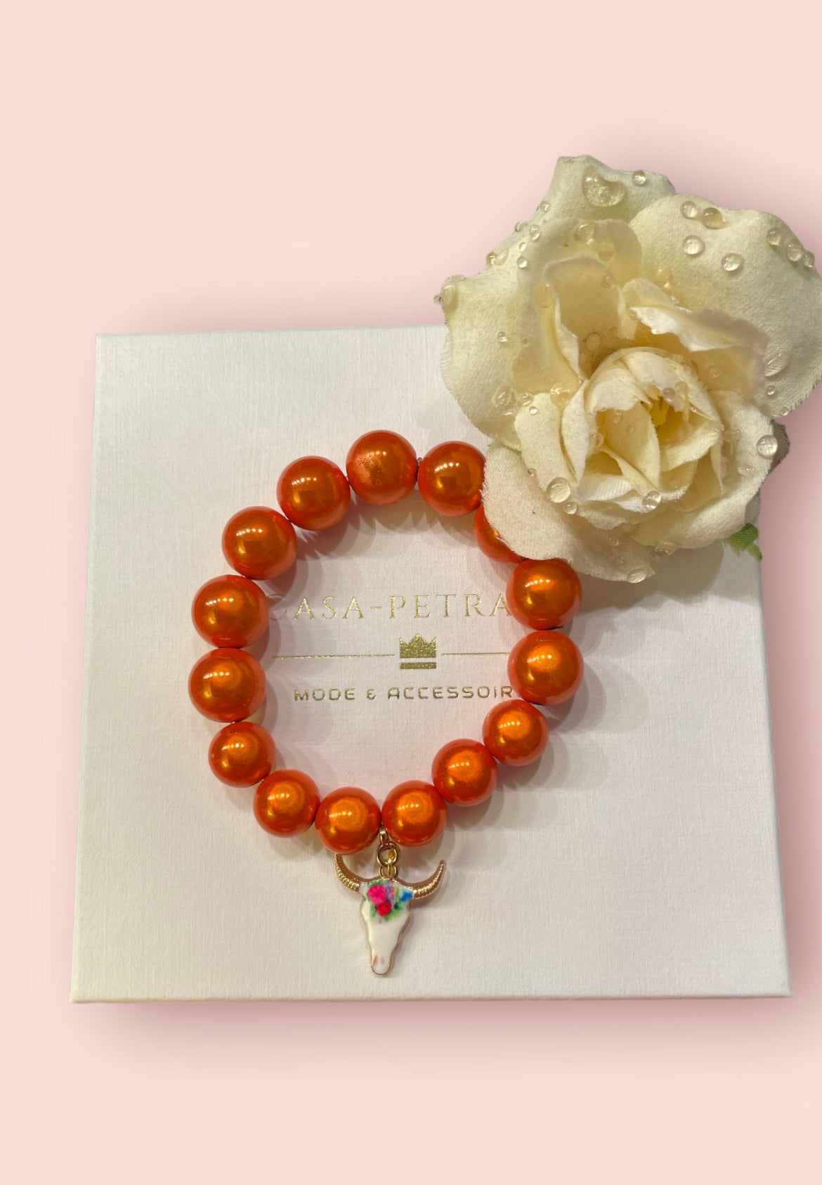Armband COACHELLA aus Miracle Perlen in orange mit einem Anhänger Stierkopf