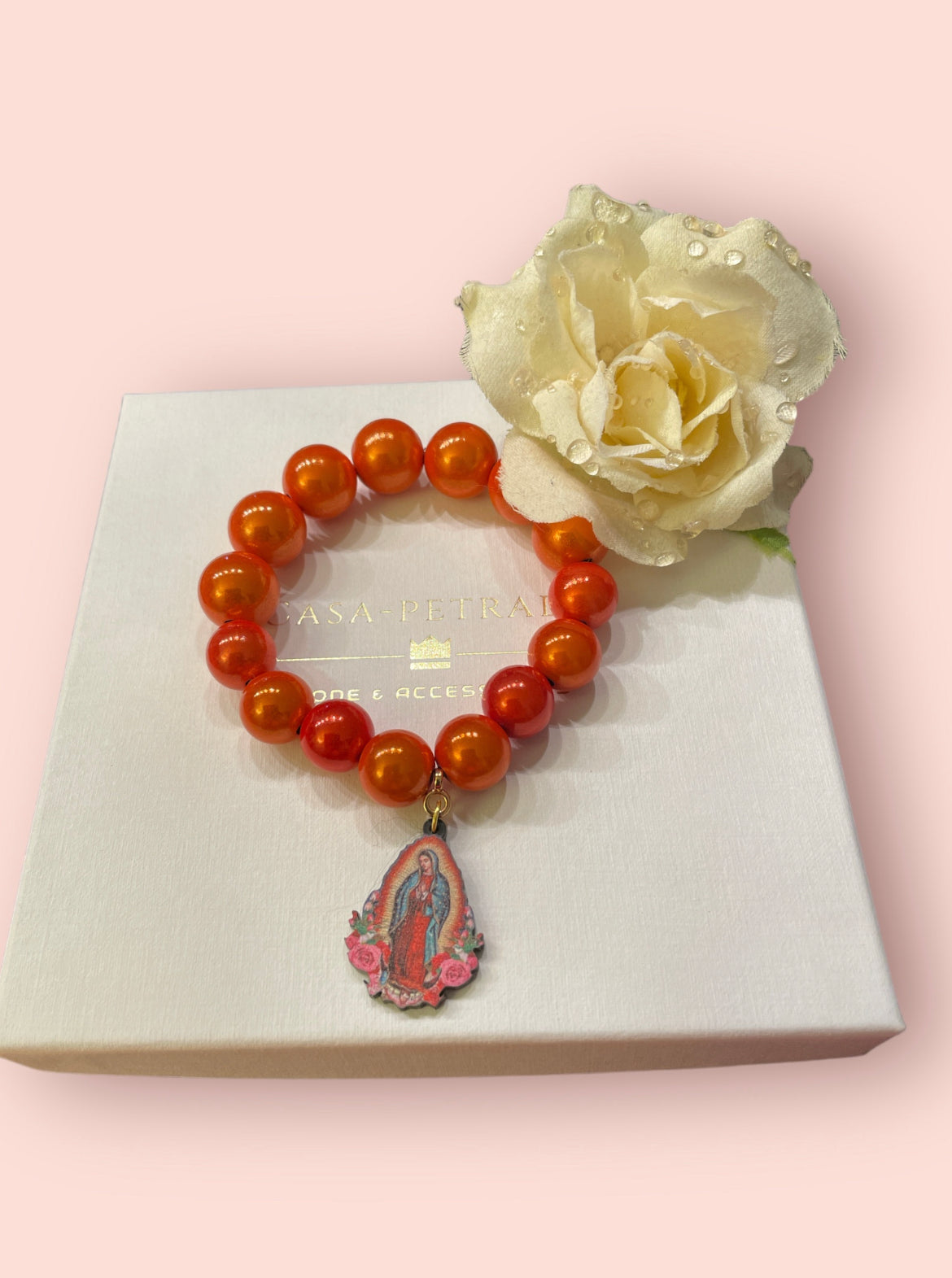 Armband MADONNA aus leuchtenden Miracle Perlen in Orange mit einem Anhänger Madonna