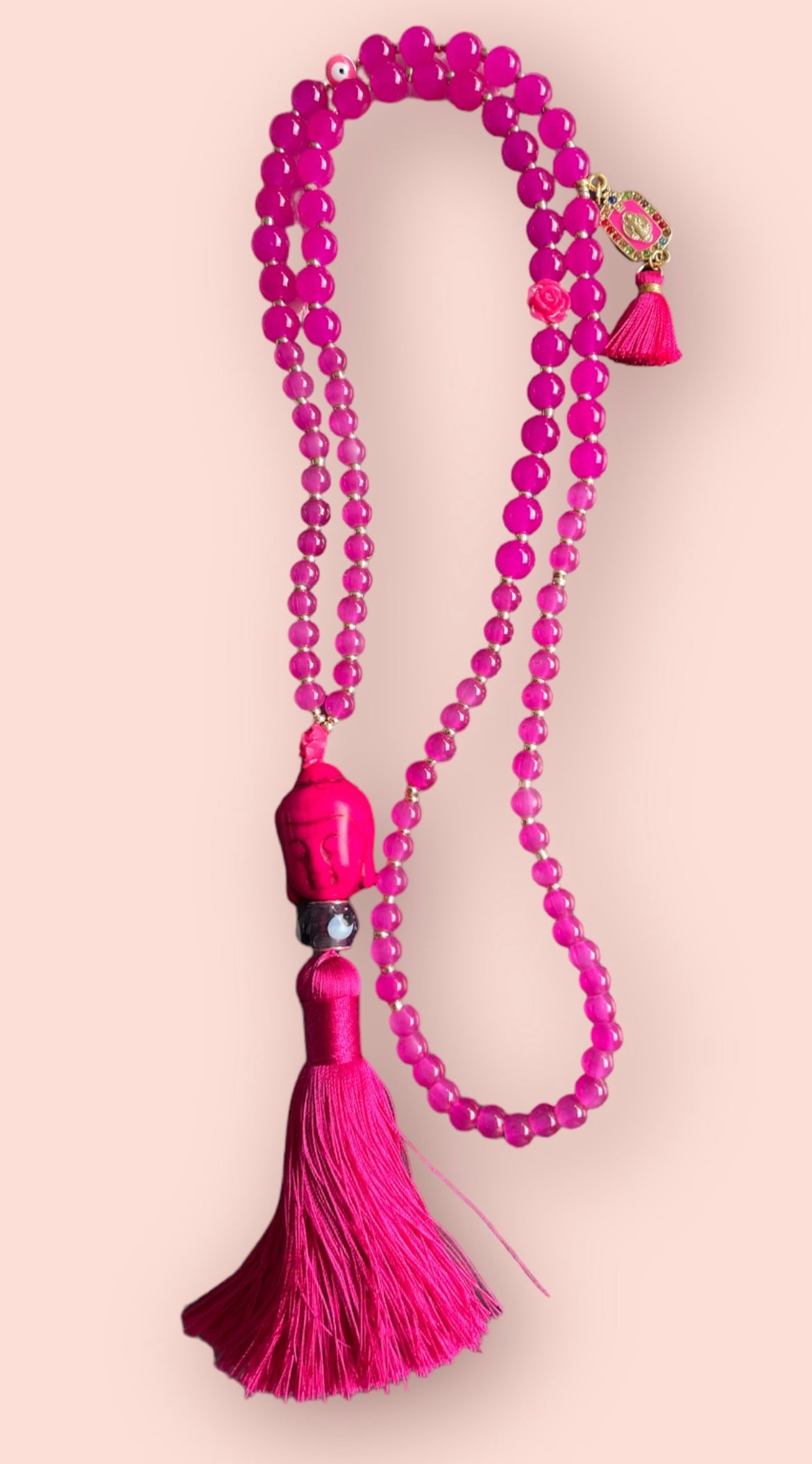 Lange Kette RIVA in rotpink mit einer Perle Buddha Kopf und einer Quaste in pink