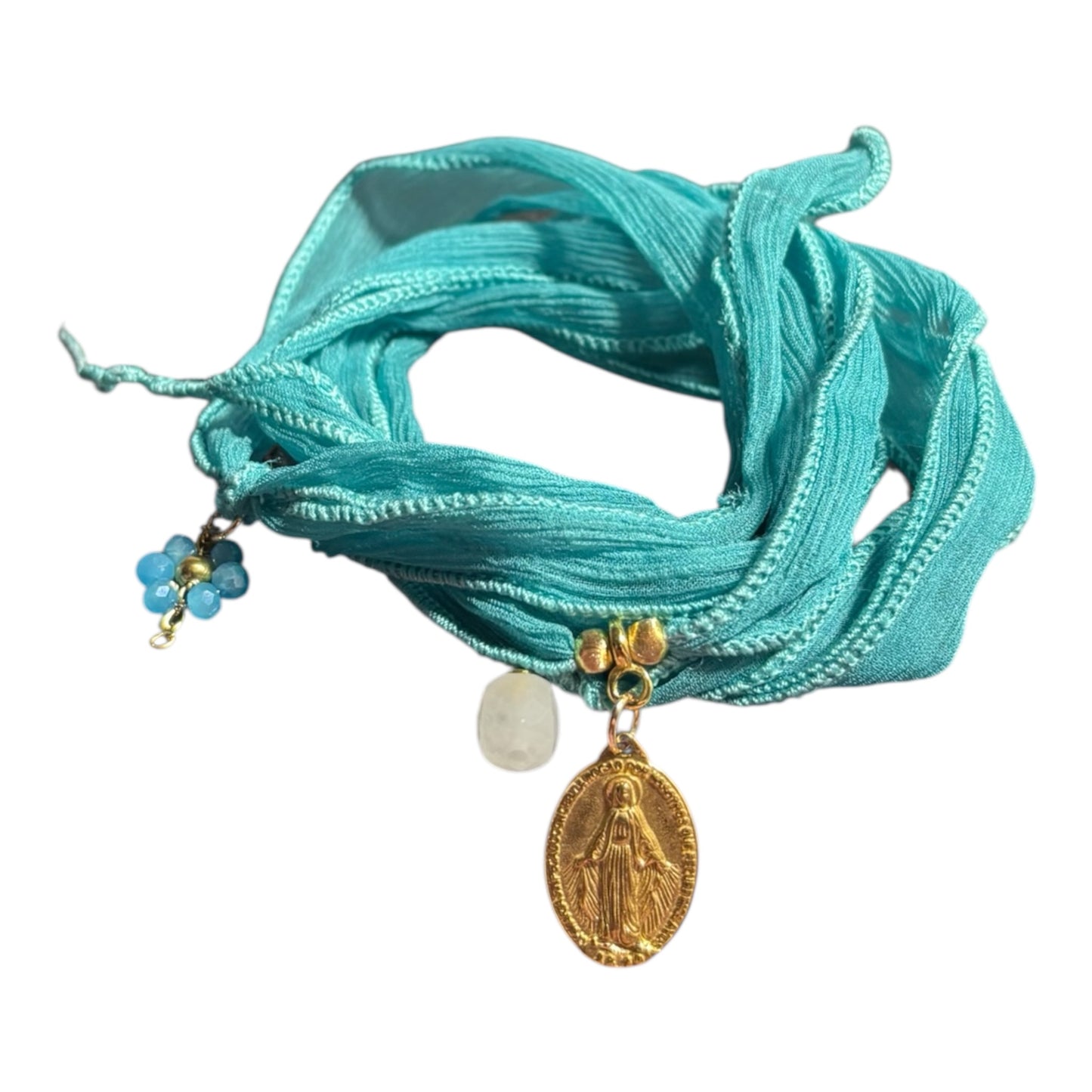 wickelarmband-aus-seide-in-türkis-mit-madonna-anhänger