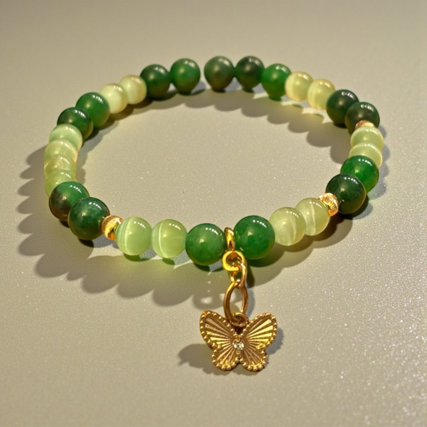 grünes-armband-mit-schmetterlingsanhänger