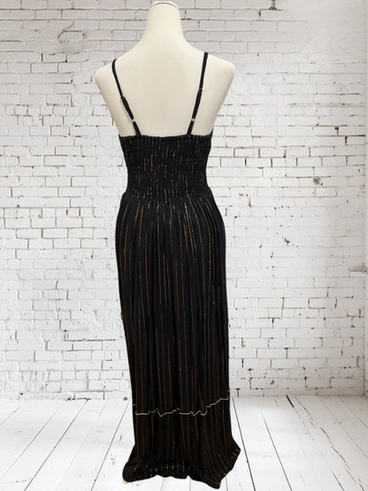 Casa-Petrada Rückseite schwarzes Boho-Kleid mti goldenen Nadelstreifen.