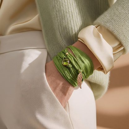 Seidenwickelarmband grün - mit Flügelanhänger