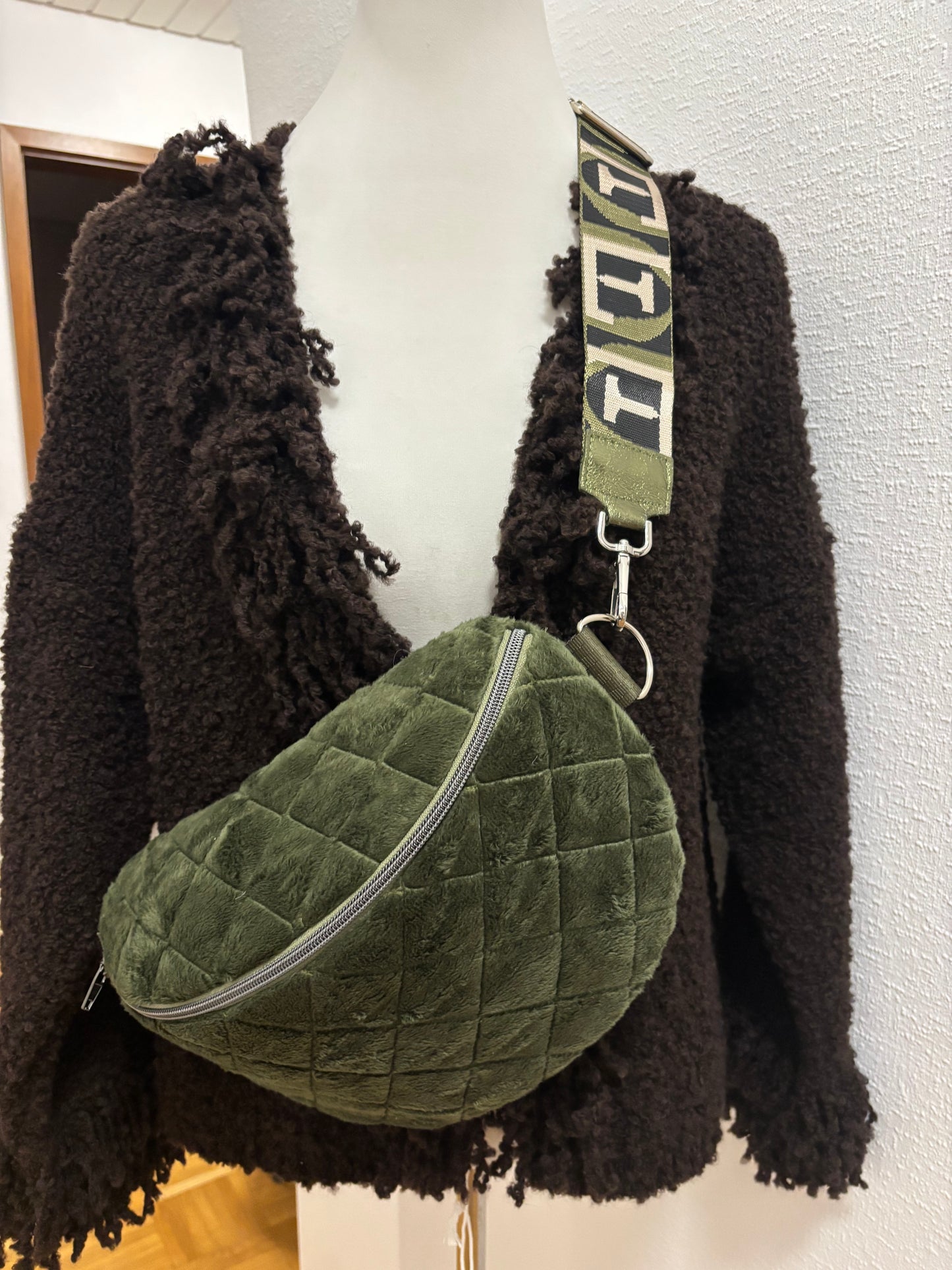 Samtige Crossbody Tasche in olivgrün - Handmade & Unikat