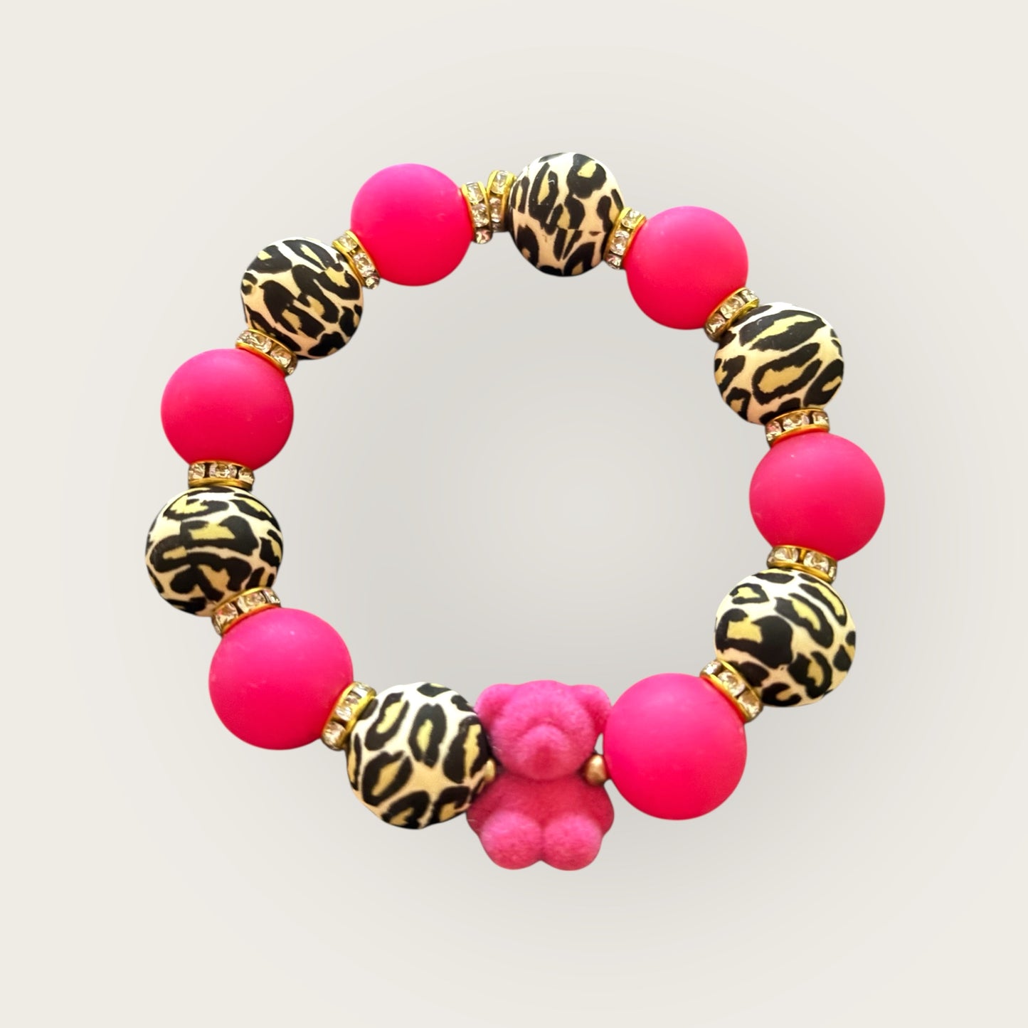 Verspieltes Perlenarmband mit Teddy-Charme und Leoparden-Details