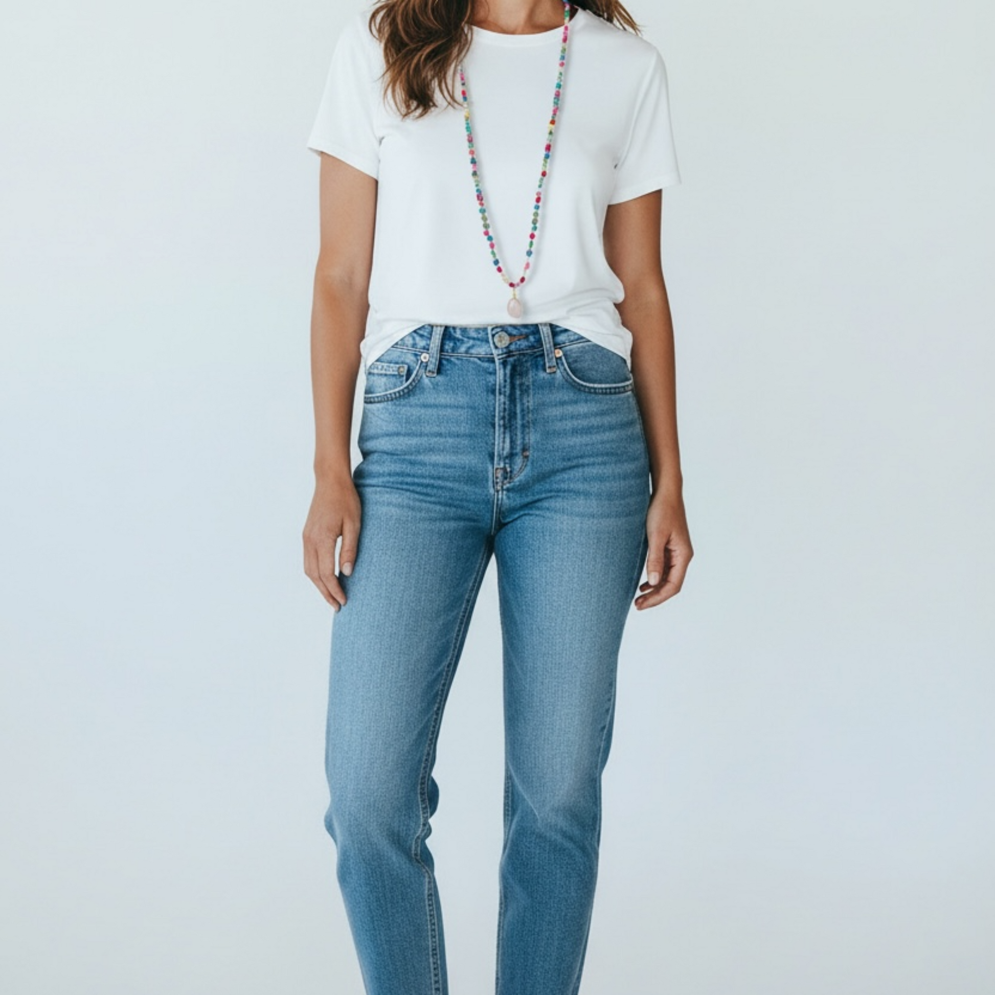 Lange Kette für Damen aus bunten Perlen mit einem Edelstein Anhänger Rosenquarz.