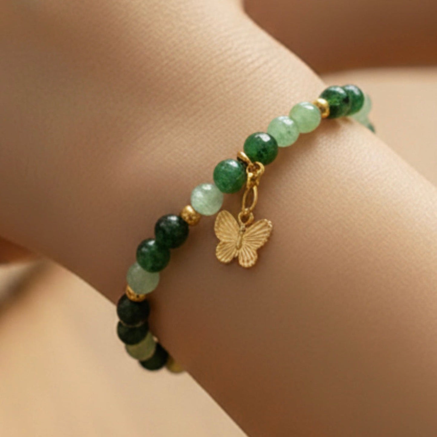 Boho-Armband aus grünen Perlen mit Schmetterlingsanhänger