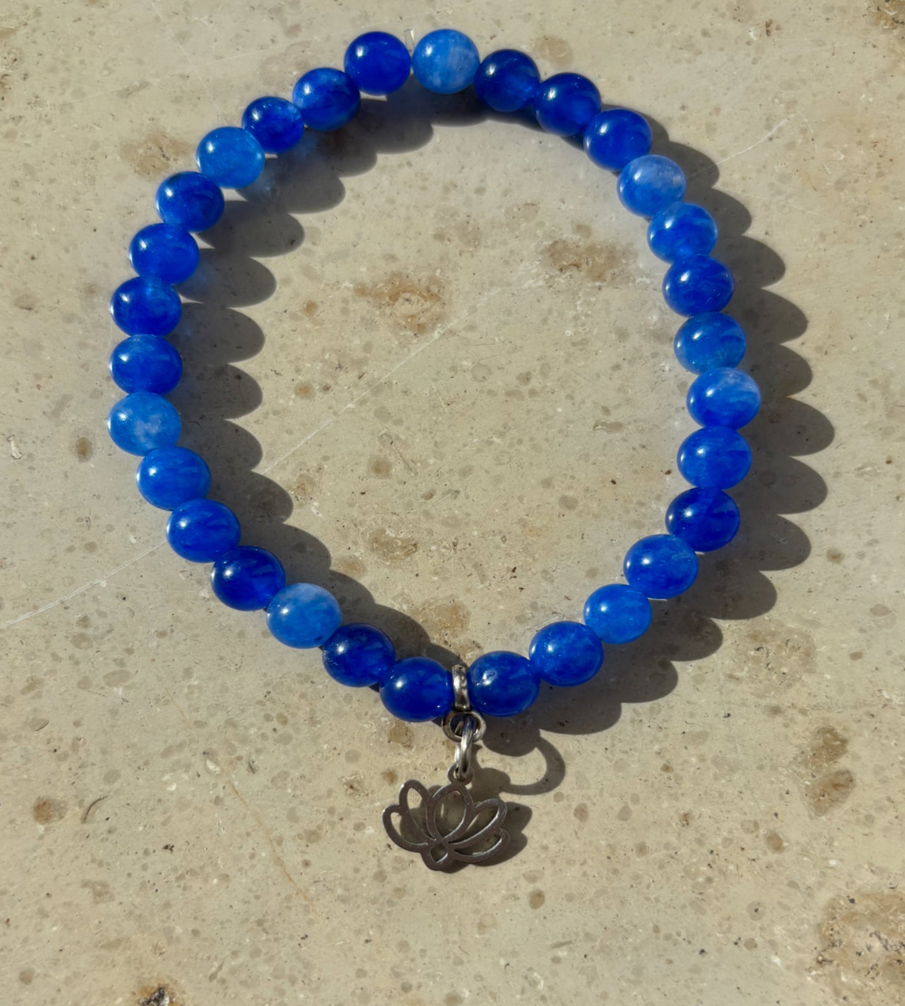 Armband aus blauen Perlen