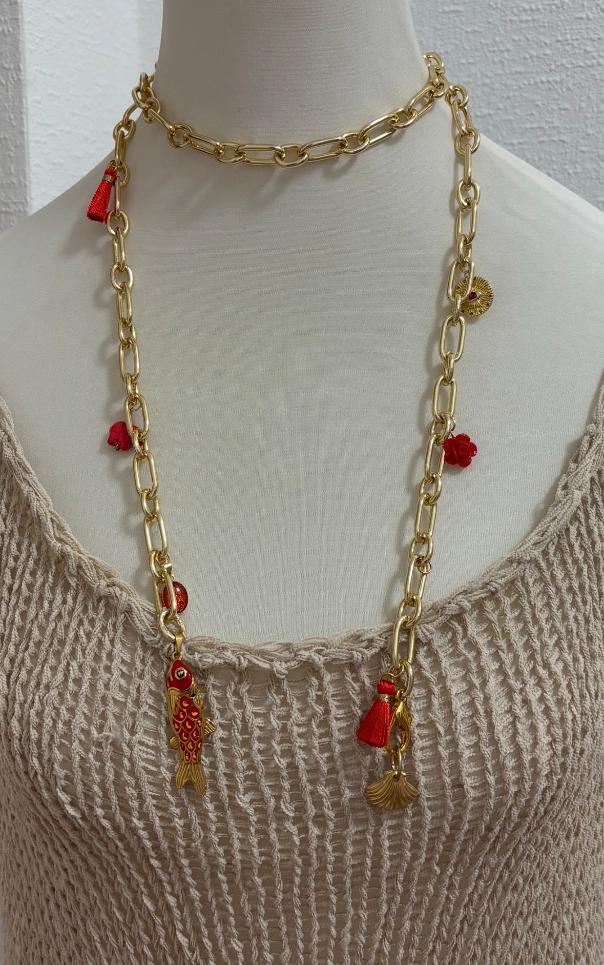 Goldfarbene Statement Kette mit verschiedenen Anhänger