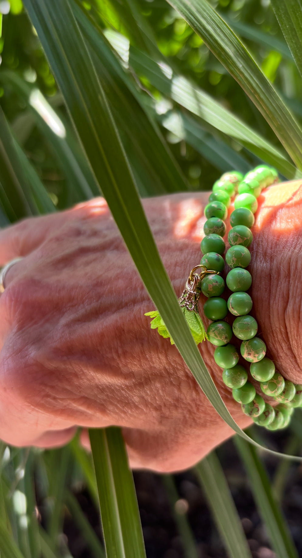 DOLCE VITA - Wickelarmband aus grünen Steinperlen mit einem Blütenanhänger