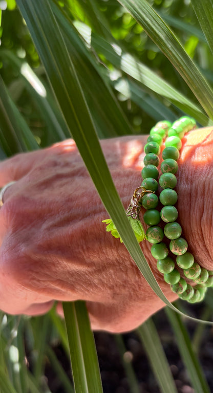 DOLCE VITA - Wickelarmband aus grünen Steinperlen mit einem Blütenanhänger