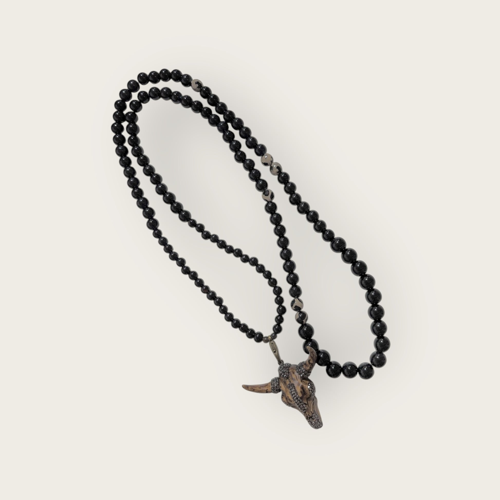 Kette aus schwarzen Perlen mit Anhänger Stierkopf
