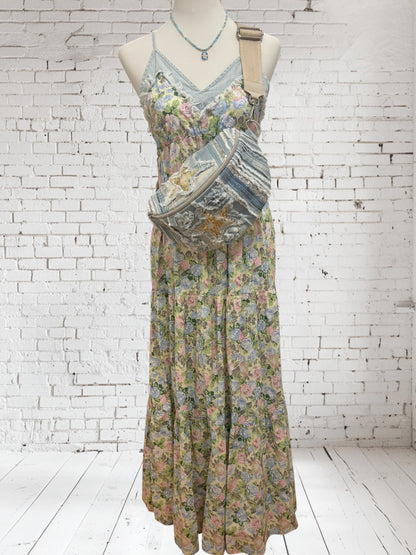Romantisches Maxikleid mit Blumendruck und Jeansdetails