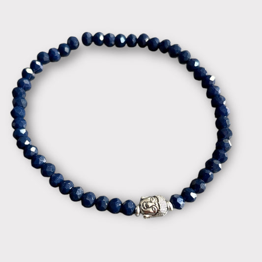 NEW YORK - Armband aus glitzernden blauen Perlen mit einer kleinen Buddha Perle