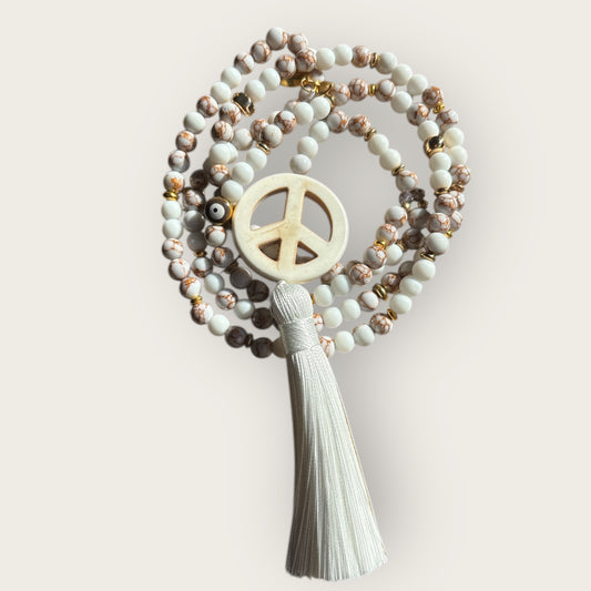 Boho Kette in weiß mit Peace Zeichen und Quaste