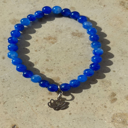 BLUE DREAM - Armband aus blauen Perlen und Lotusblume Anhänger