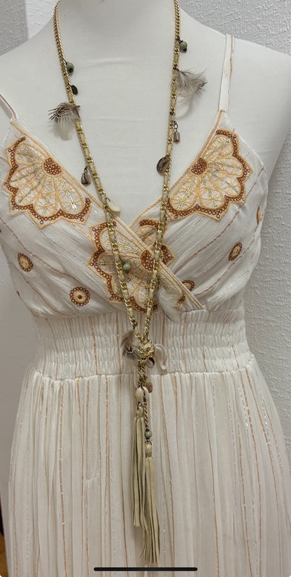 Casa-Petrada Nahaufnahme off-white Boho-Kleid mit goldenen Stickereien.